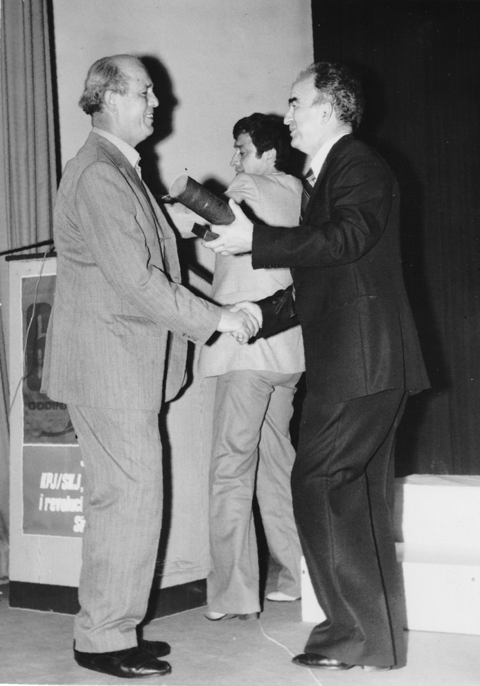 Mujo Hodzic (lijevo) prima Zlatnu plaketu opstine od predsjednika opstine Jakova Aleksica