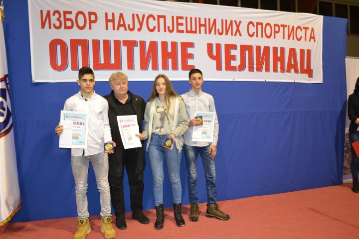 predsjednik zirija Pero Topic i mladi sportisti