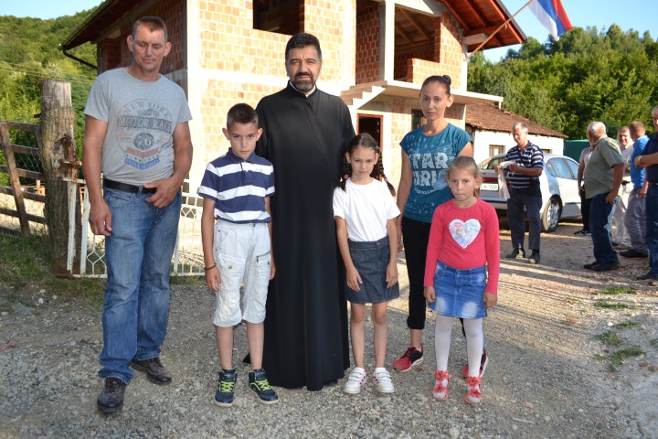 protojerej Radivoj Vujanic sa porodicom Draska Stanojevica