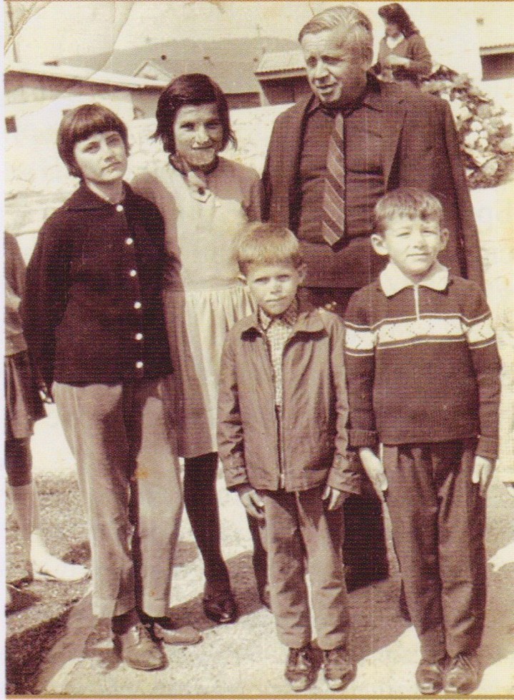 Branko sa djecom iz Strba pored spomenika zrtvama fasizma u Celincu